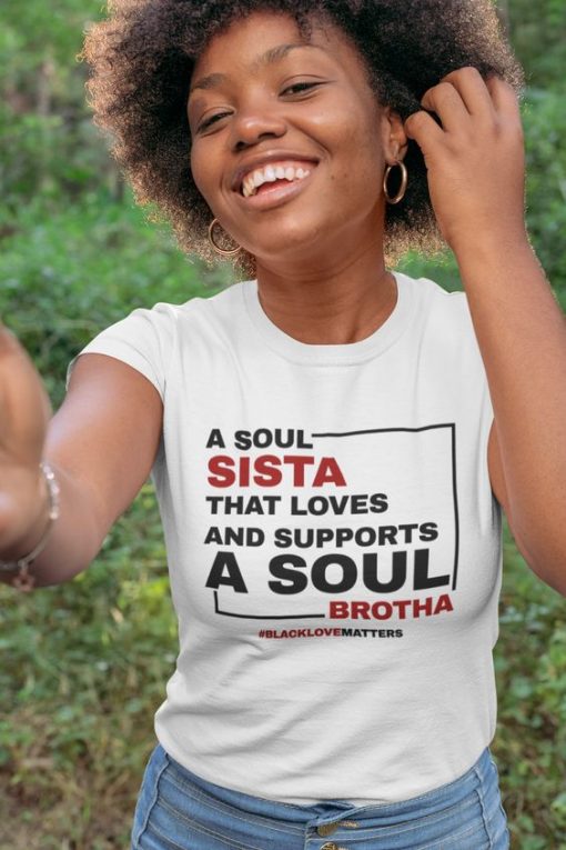 A SOUL SISTA THAT LOVES AND SUPPORTS A SOUL BROTHA t shirt